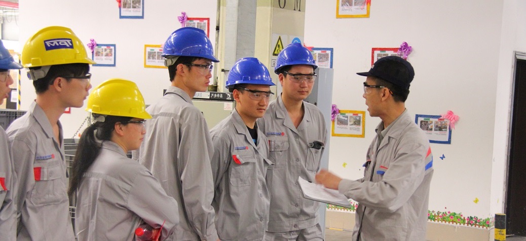 equipe de fabricação de embalagens elásticas