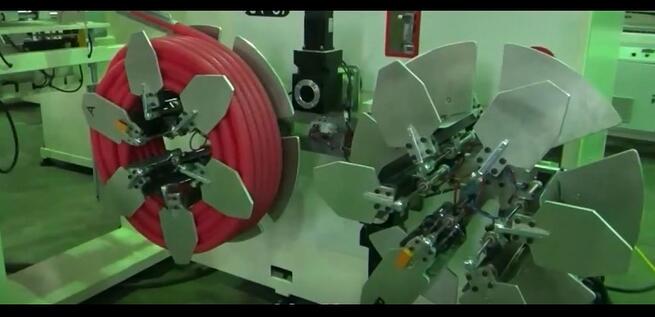 Máquina automática para намотки e обвязки шлангов e труб