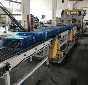 máquina de embalaje de perfil de aluminio con madera en la parte inferior