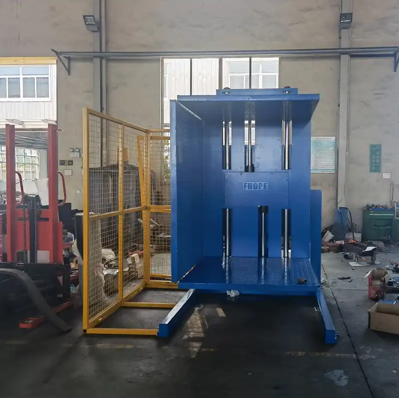 Heavy-duty pallet inverter with dual clamping mechanism