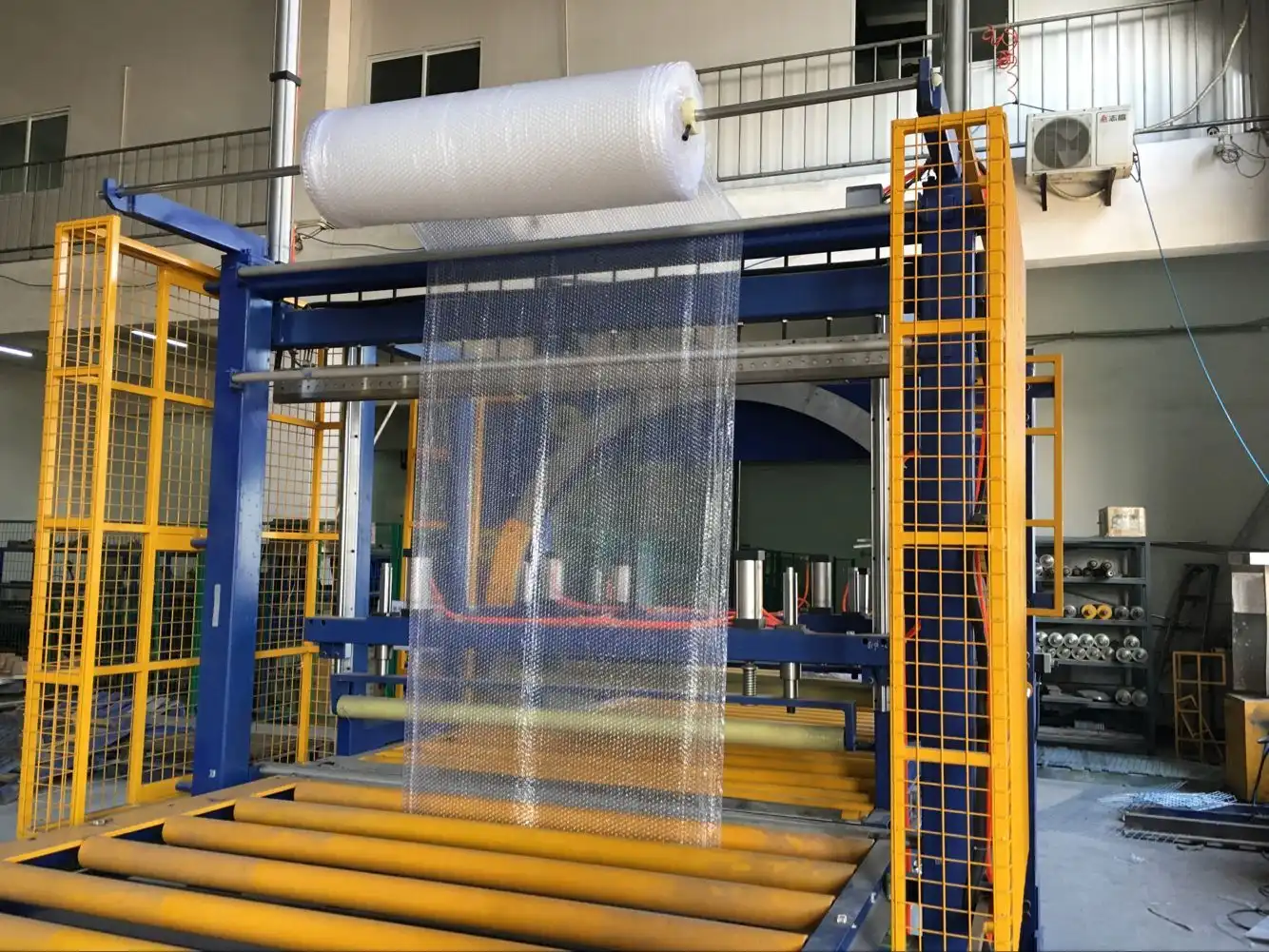 Bubble film orbital wrapper with good tension packaging