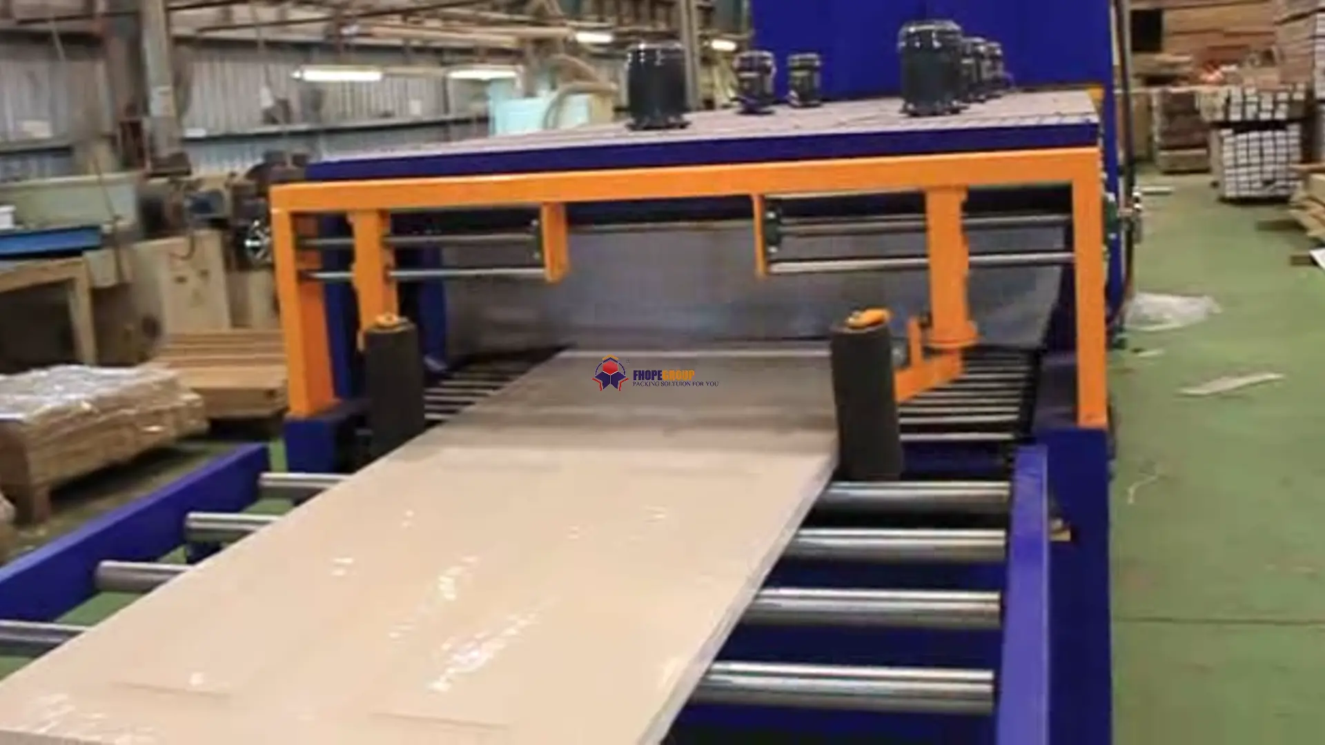 Shrink wrapping machine for flat loads