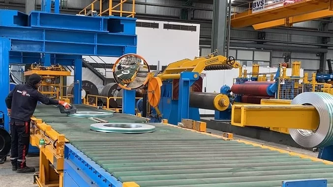 An automated line packaging aluminum profiles with multiple strapping stations