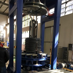 Compacteur automatique de bobines de fil d'acier et cercleuse