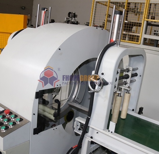 Horizontal stretch wrapping machines