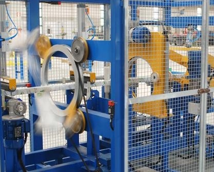 Machine automatique d'emballage et de taraudage en aluminium