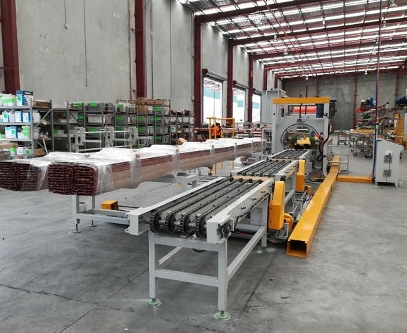 Ligne d'emballage de profilés en aluminium avec alimentation en bois