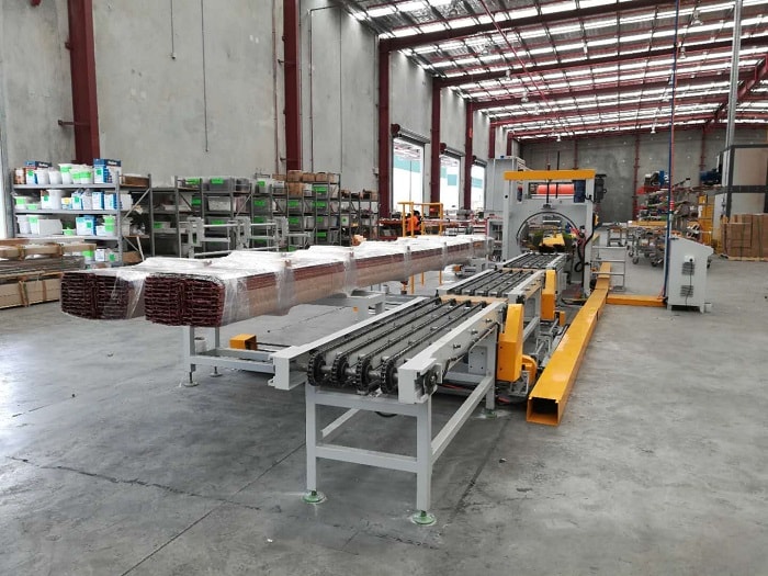 Aluminum profile packing line with timber feeding