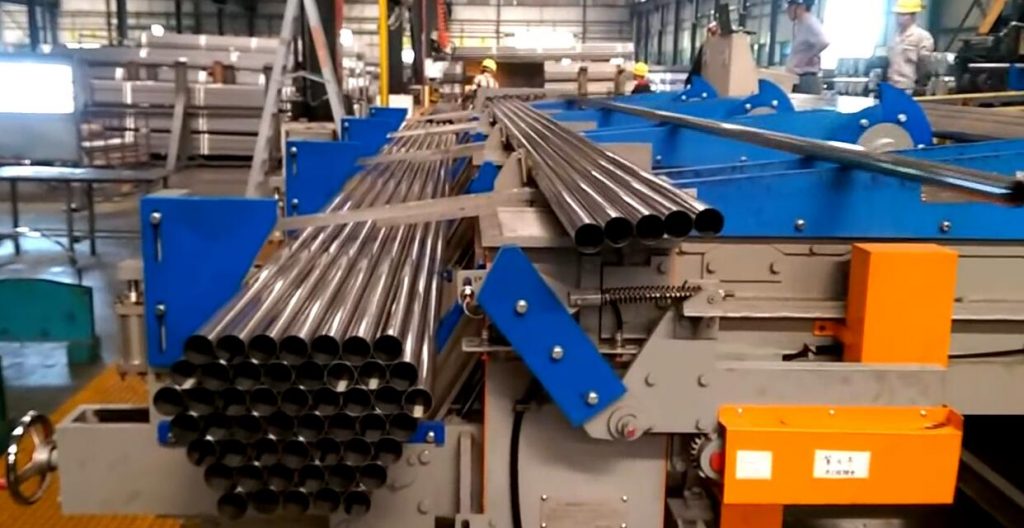 machine de formage de faisceaux de tubes en acier