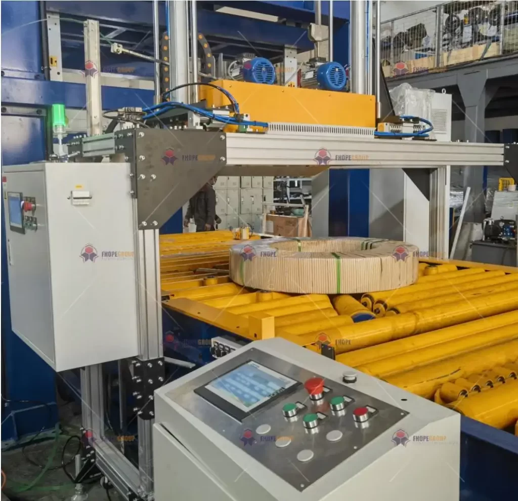 Machine de cerclage de bobines d'acier par animal de compagnie