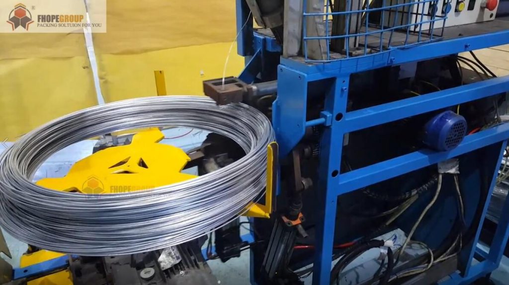 Machine automatique d'enroulement et de cerclage de bobines de fil d'acier