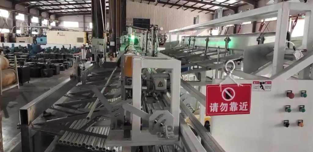 ligne automatique de regroupement et d'ensachage de tuyaux avec machine d'alimentation de tuyaux hors ligne