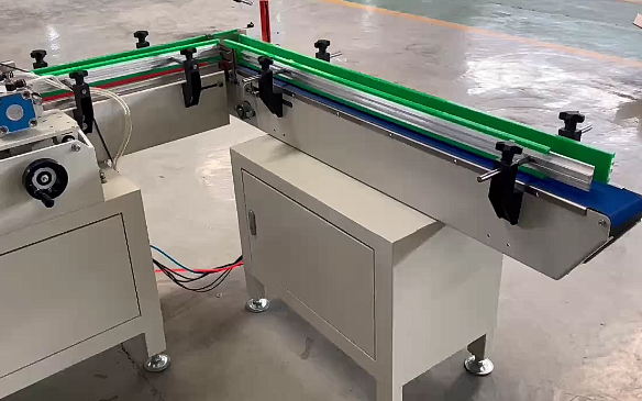 Automatische Zuführ-, Gruppierungs- und Schrumpfmaschine für kleine Produkte Automatische Zuführ-, Gruppierungs- und Schrumpfmaschine für kleine Produkte