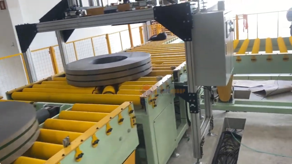 ligne d'emballage de bobines fendues pour centre de service de refendage avec système d'étiquetage automatique connecté à l'erp