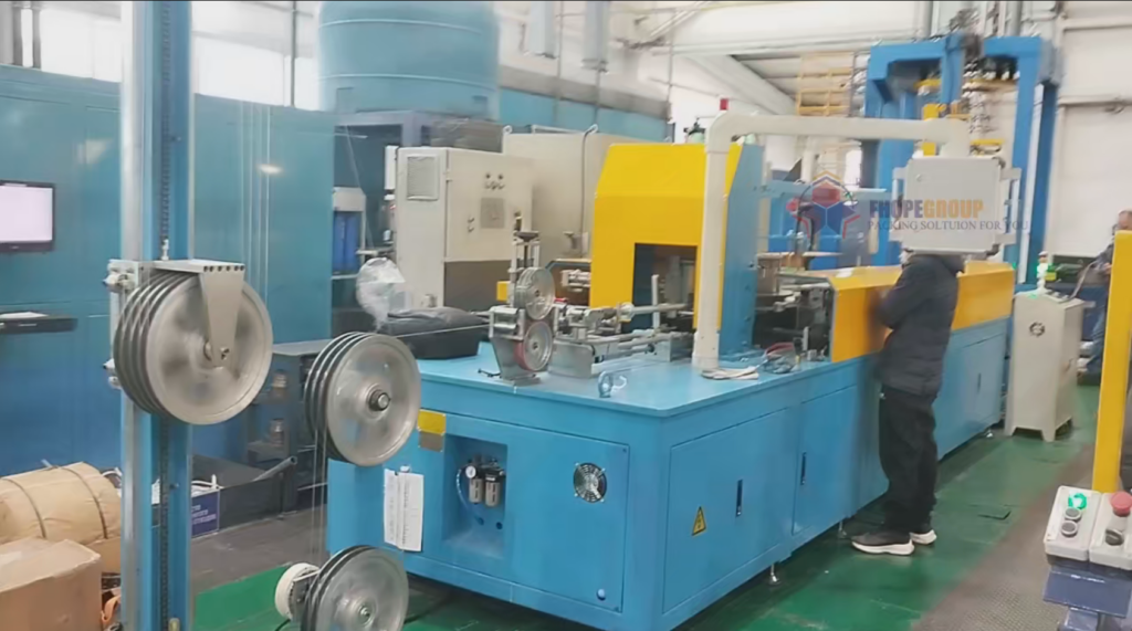 ligne automatique de rembobinage et de compactage de bobines de fil d'acier
