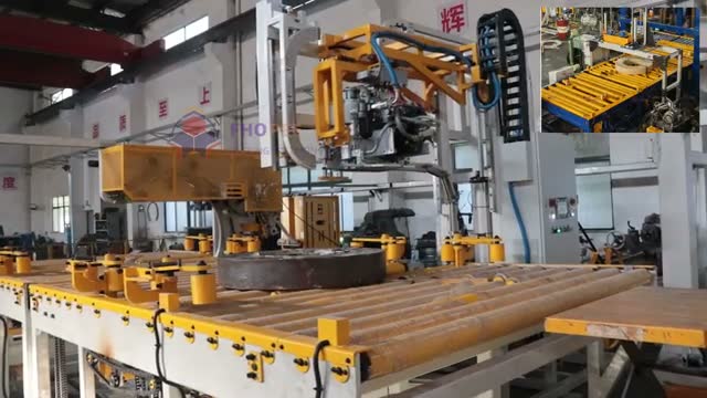 Bir robotik film kolu, bobin paketleme hattı içindeki bir konveyör üzerinde kesilmiş çelik bobini sarıyor.