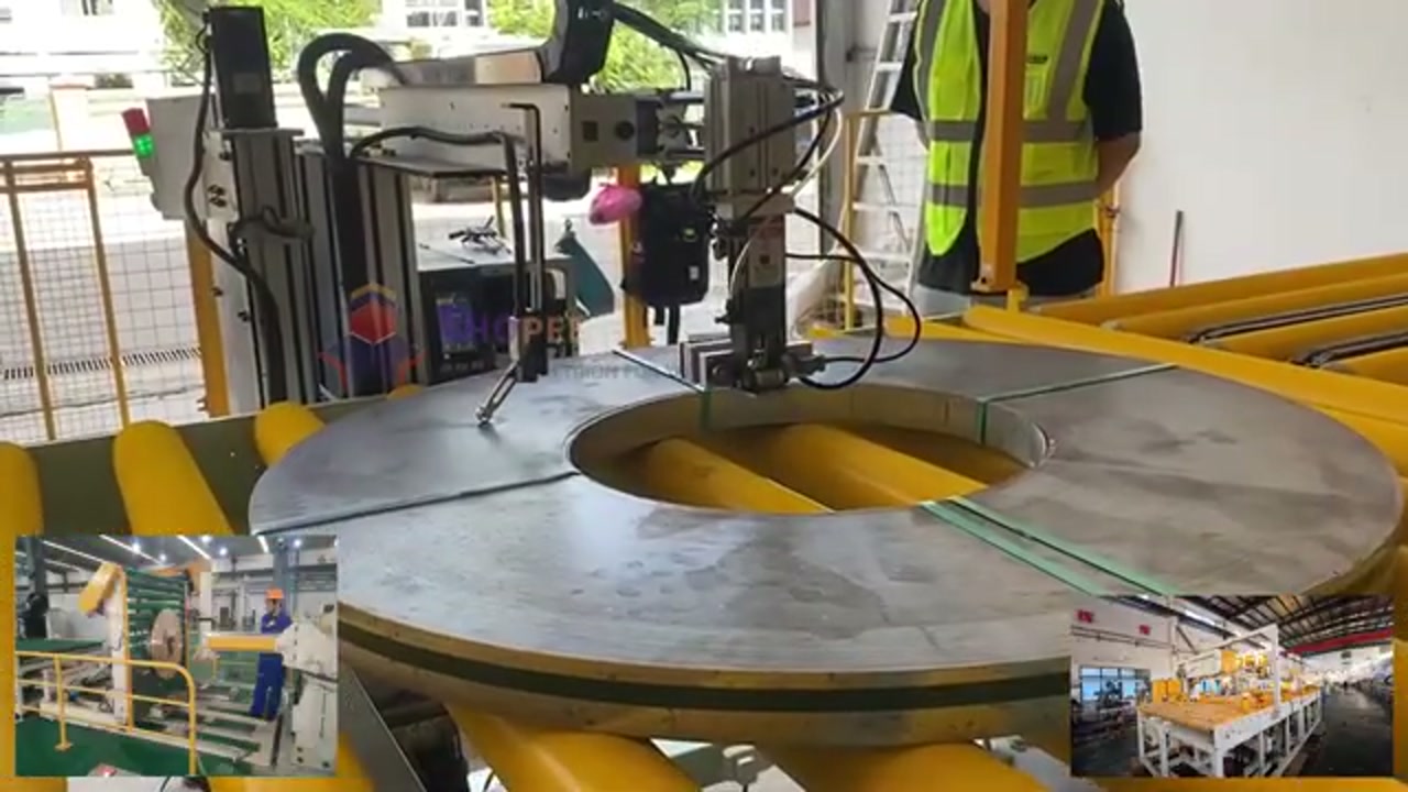 Slit coil on a rotating platform with a band around the body, in the strapping region of the reviewed clip