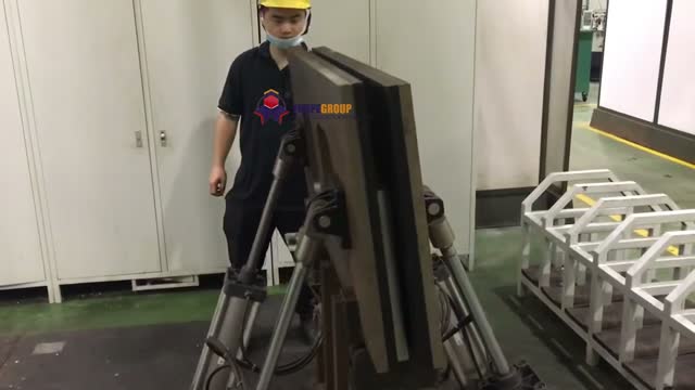 Устройство для подъема стальных листов, поднимающее зажатую пластину на заданную высоту по контролируемой дуге.