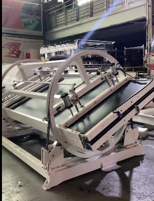 Máquina volteadora de láminas de acero inoxidable sin rayones, giro de 180°. Máquina volteadora de láminas de acero inoxidable sin rayones, giro de 180°.